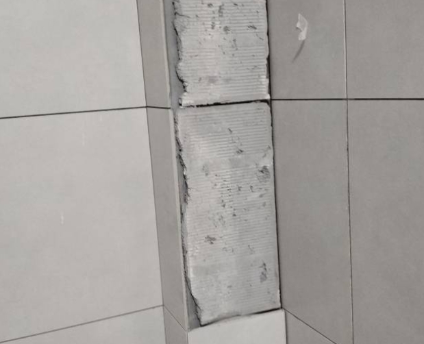 渭南市瓷砖空鼓维修公司分享下瓷砖施工前基层浇水润湿程度不足，可能导致以下问题